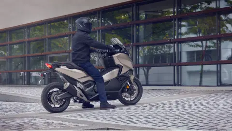 Forza 750-motorfiets geparkeerd in een straat.