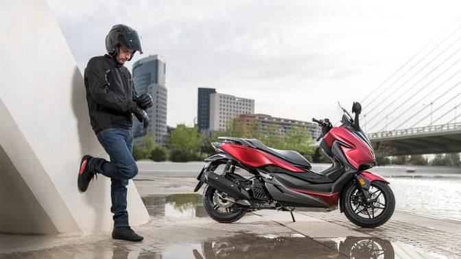 Honda Forza geparkeerd op een stedelijke locatie.