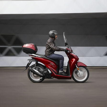 Honda SH150i, rechteraanzicht, met motorrijder, rijdend in de stad