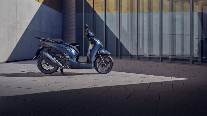 zijdelings aanzicht van de Honda 350i op binnenplaats. 