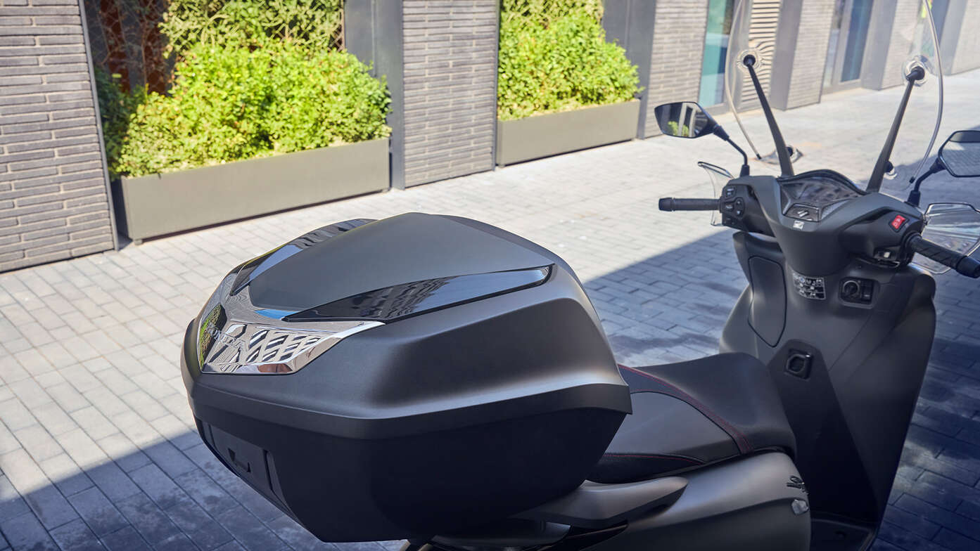 Close-up van Smart top box op Honda SH350i.