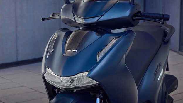 Close up van de LED functies van de Honda SH350i.