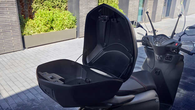 Close-up van geopende Honda SH350i Smart topkoffer. 