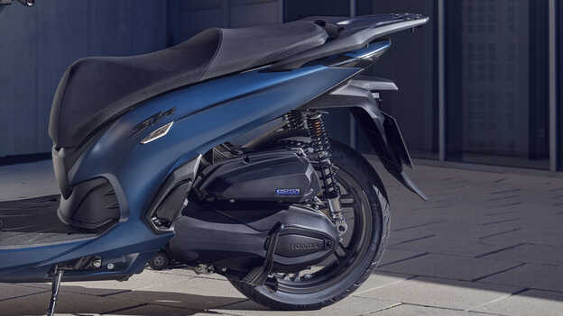 Close-up van het Honda SH350i motorblok. 