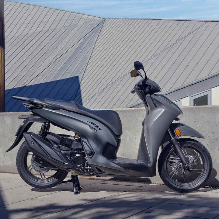 zijdelings aanzicht van de Honda 350i op binnenplaats.