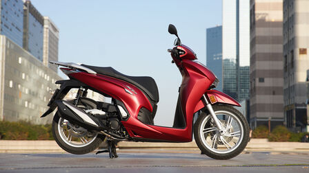 Honda SH350i zijaanzicht voor gebouwen