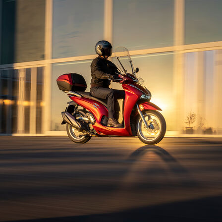 Honda SH350i dynamische afbeelding zijkant
