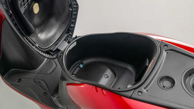 Vision 110 opbergruimte onder zadel