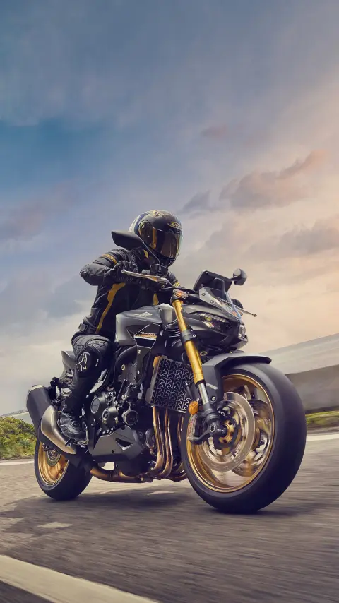 Man die motorrijdt in een bocht