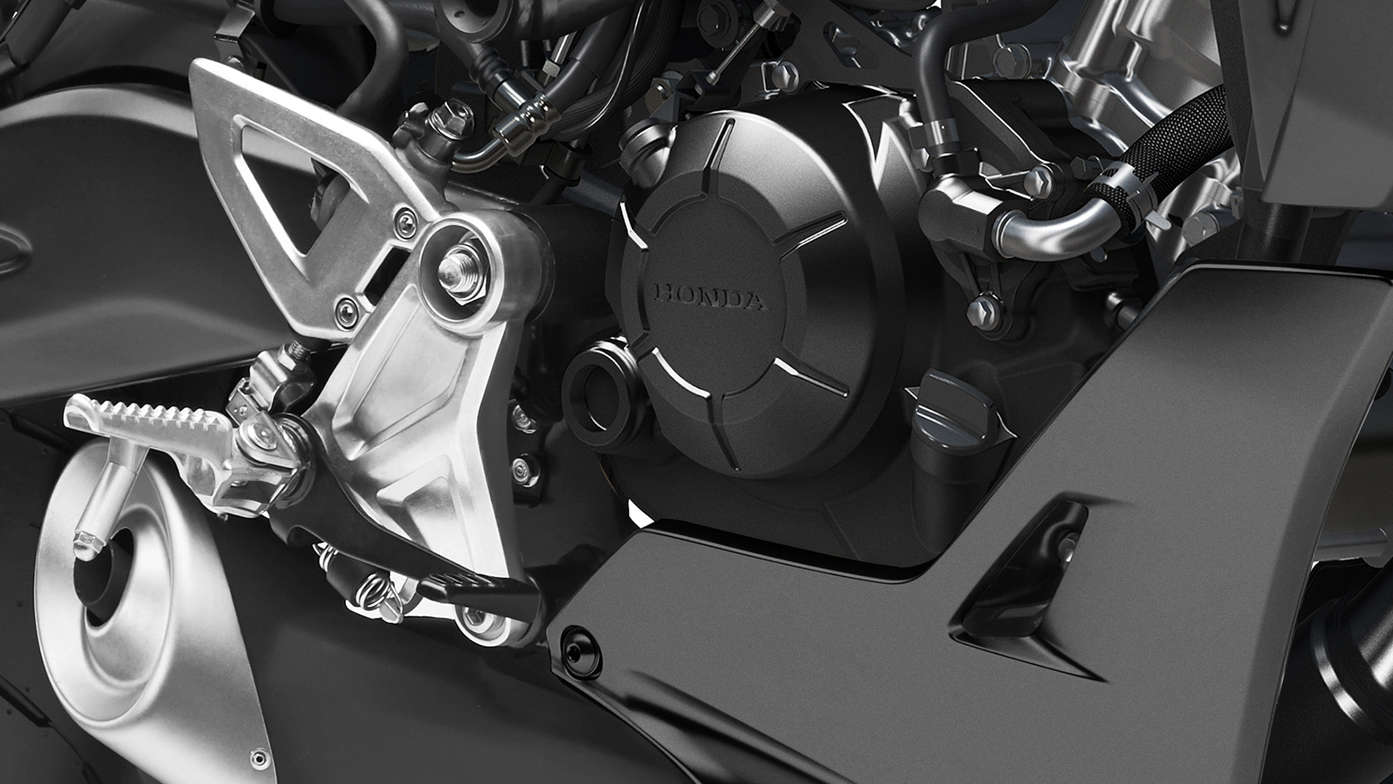 Honda CB125R, Krachtigere, vloeistofgekoelde eencilinder DOHC-motor met 4 kleppen