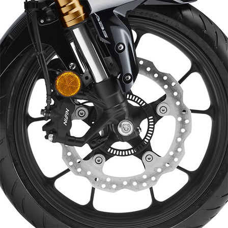 Close-up van Honda CB300R Neo Sports Café wiel.