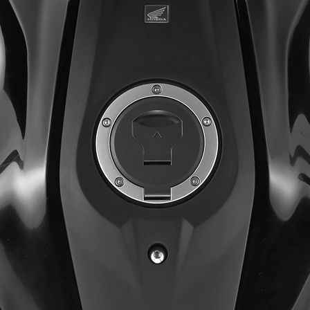 Close-up van Honda CB300R Neo Sports Café tank.