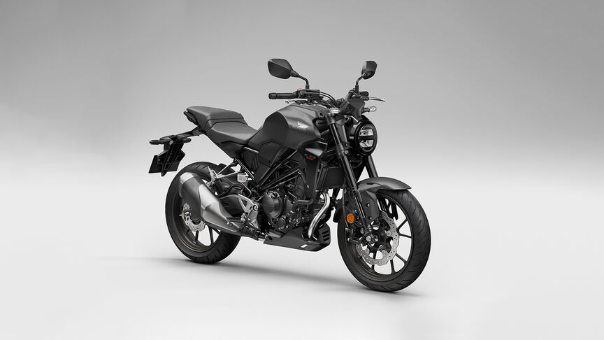 Driekwart vooraanzicht Honda CB300R met accessoires.