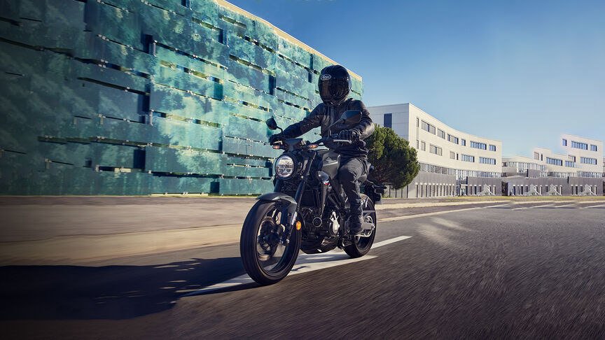 Honda CB300R driekwart vooraanzicht, bekeken door een vrouw in een studio.