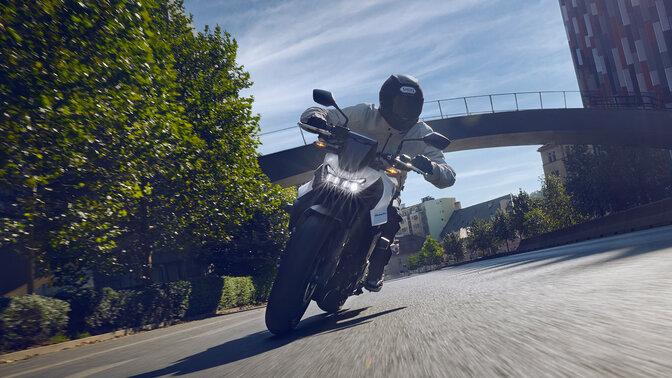 Honda CB750 rijdend in een tunnel