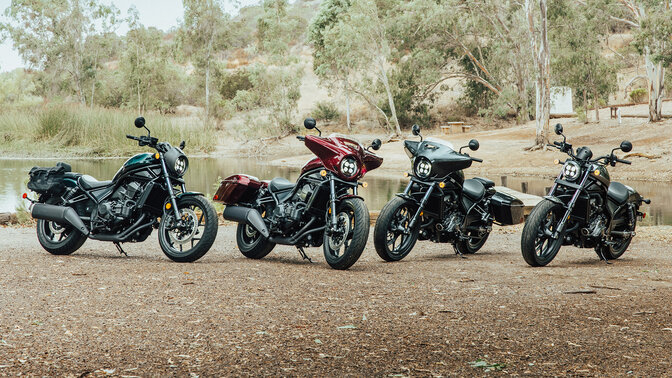 CMX1100 Rebel op zijstandaard aan de kust.