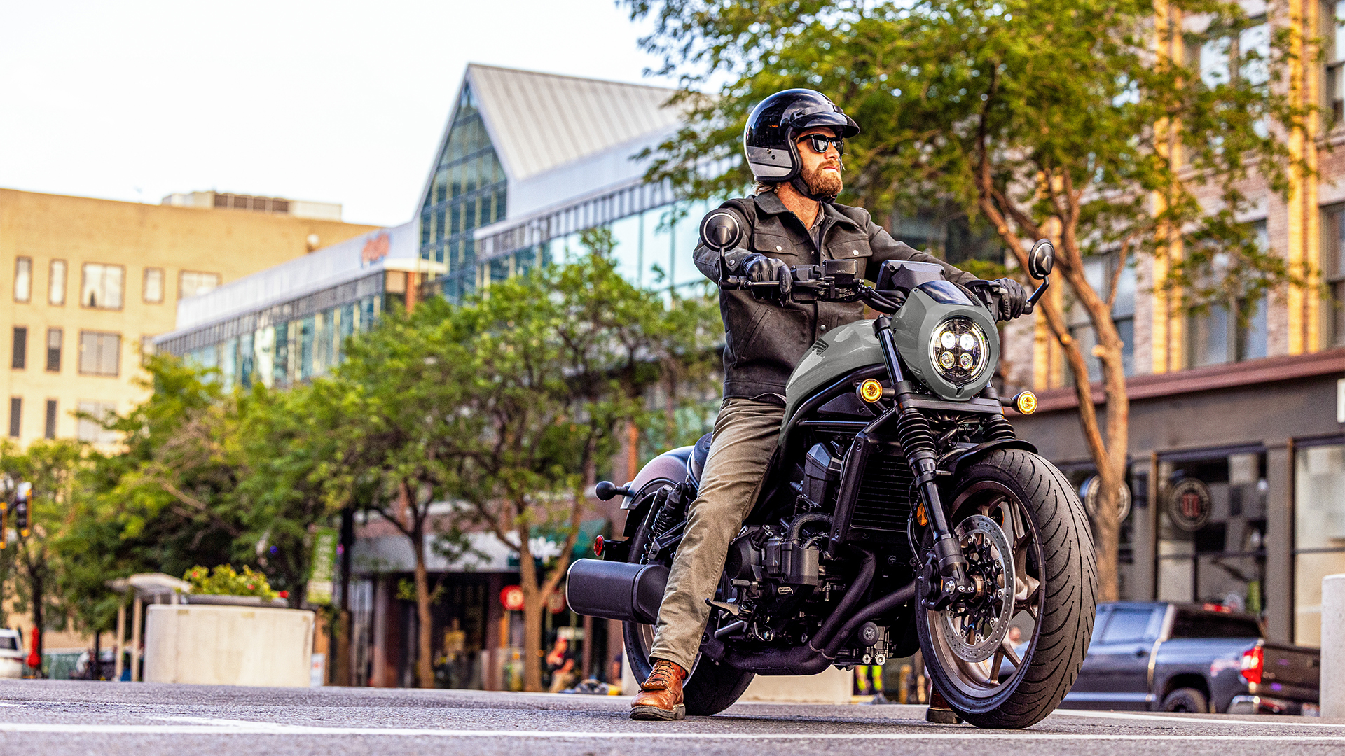Model op een Honda CMX1100 met vooraanzicht in de stad.