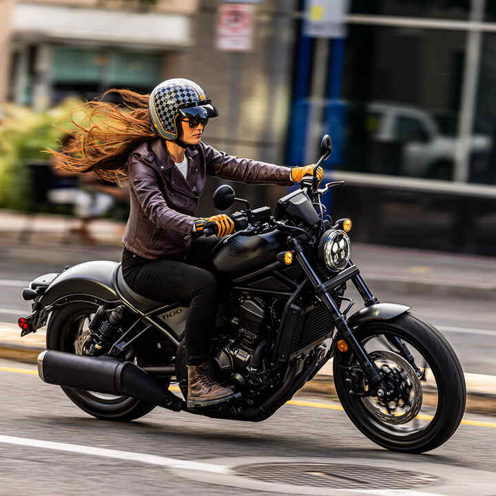 Model op Honda CMX1100 in stadslocatie.