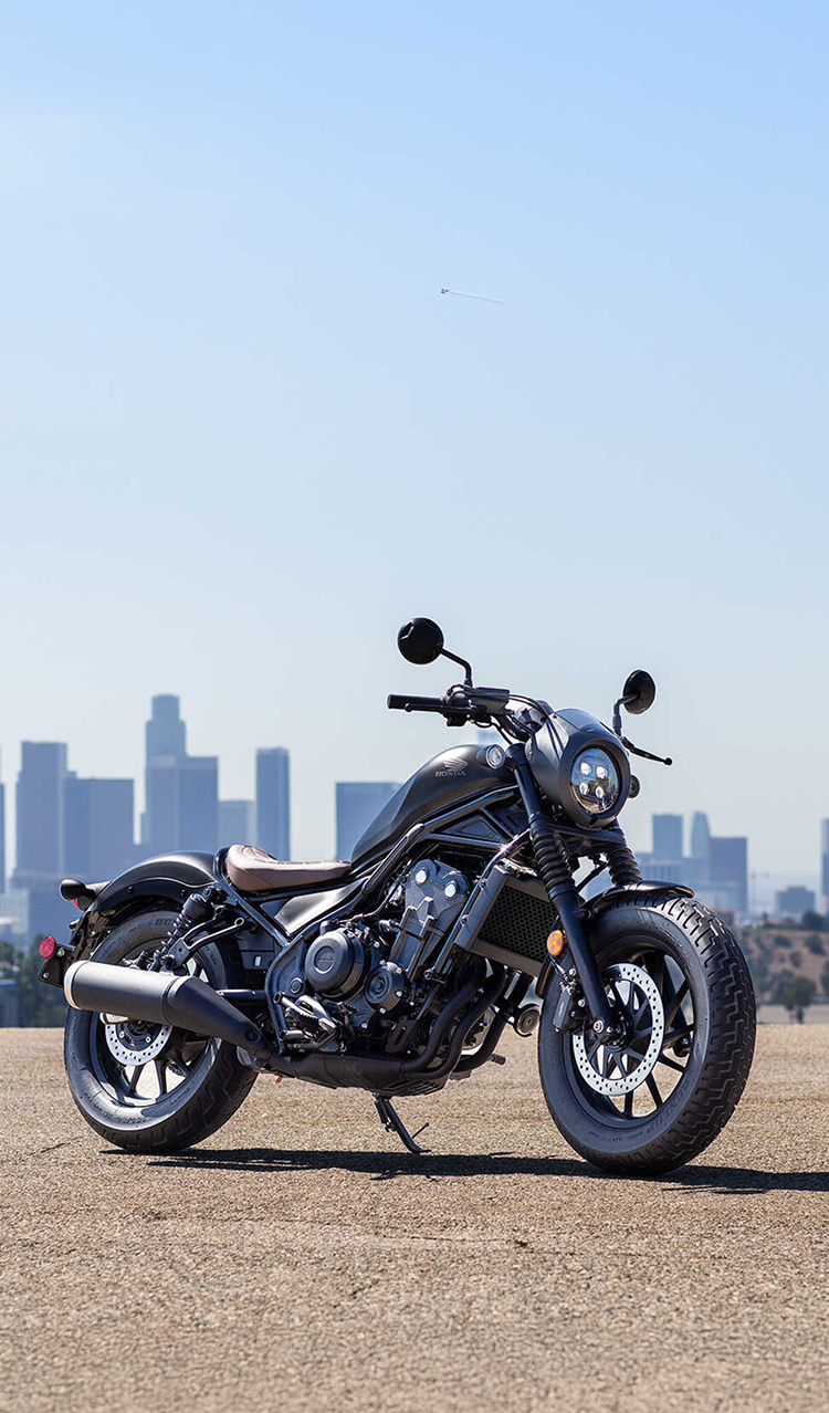 CMX500 Rebel zijaanzicht voor een café.