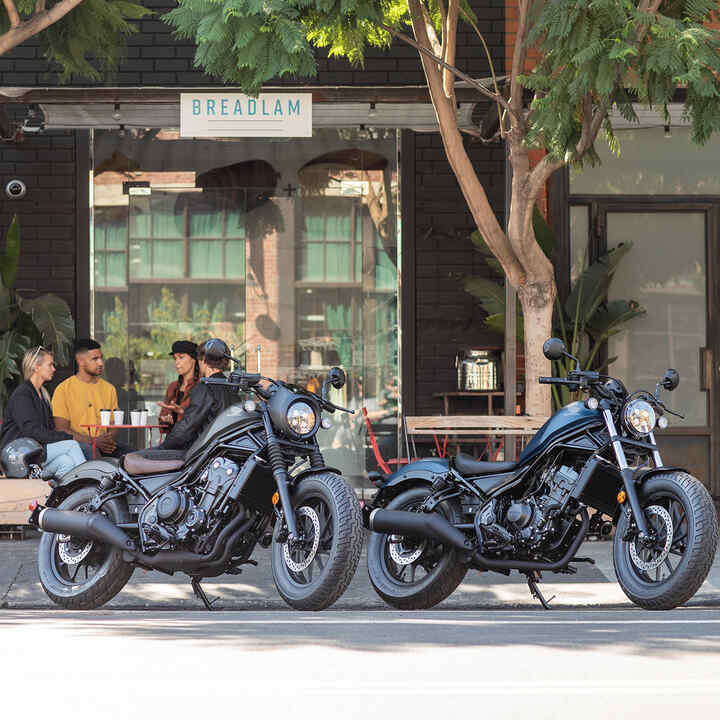 CMX500 Rebel zijaanzicht voor een café.