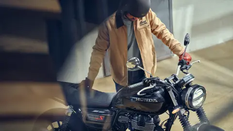 GB350S driekwart vooraanzicht met mannelijke rijder in caféomgeving