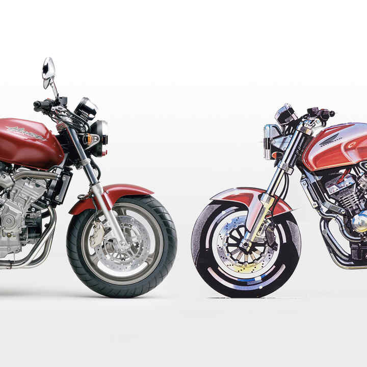 Zijaanzicht twee Honda Hornets met voorzijde naar elkaar.