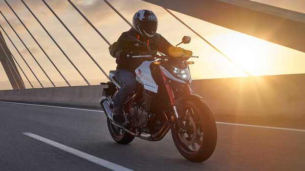 Rijdend over een brug met de Honda CB750.