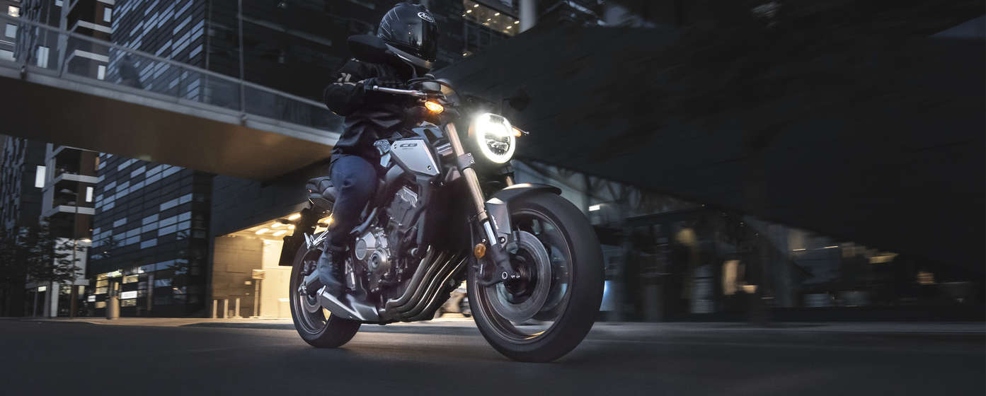 Honda CB650R rijdend op straatlocatie in de stad.