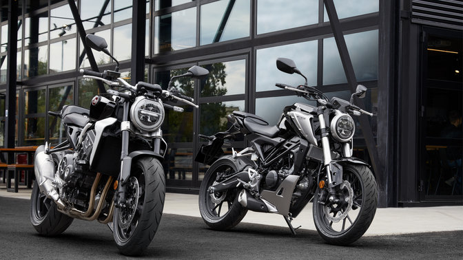 Honda CB1000R en CB125R, geparkeerd op straat.