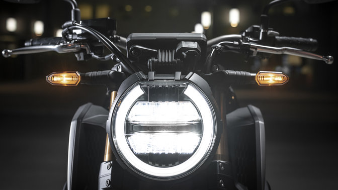 Close up van koplamp van Honda CB650R.