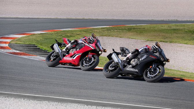 2 Honda CBR1000RR Fireblade op het circuit.