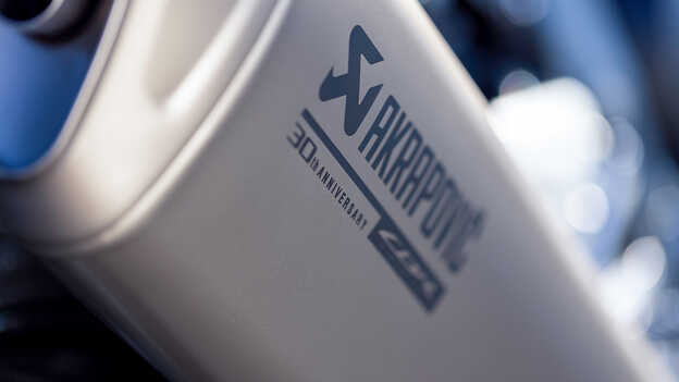 Close-up van Honda CBR1000RR-R Fireblade gegraveerde Akrapovic demper