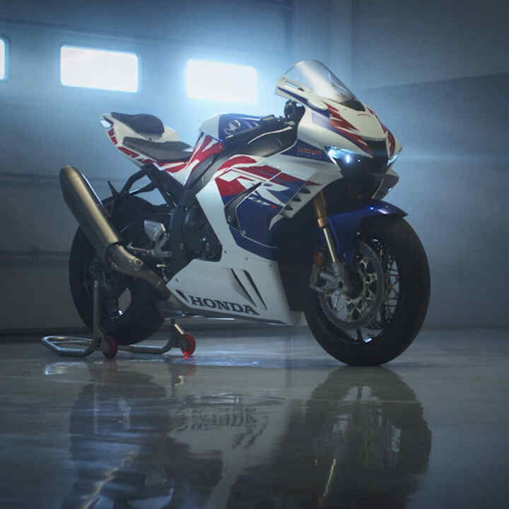 Honda CBR1000RR-R Fireblade met rijder op circuit