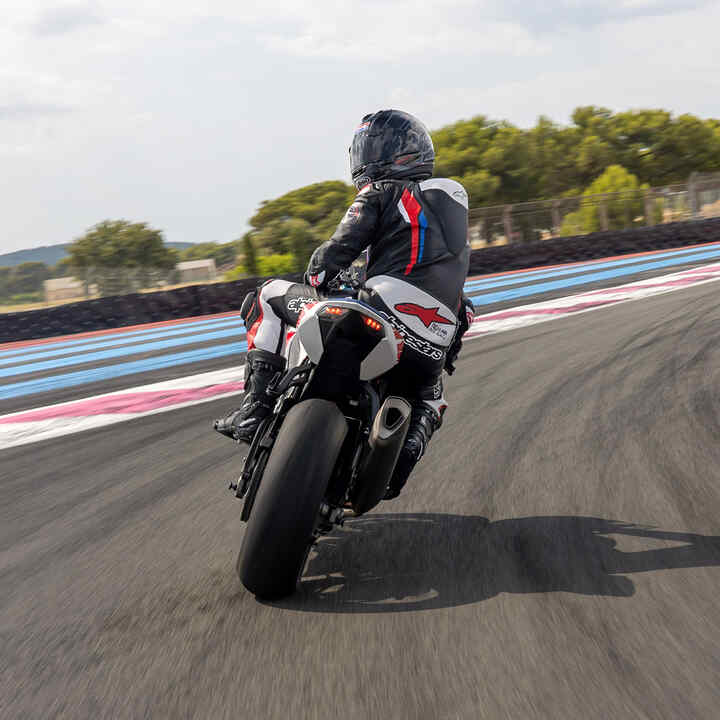 Achteraanblik van Honda CBR1000RR-R Fireblade met rijder op het circuit