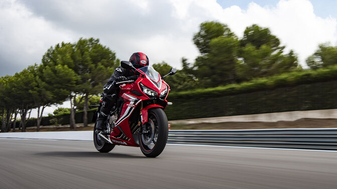 Honda CBR650R driekwart voorzijde op circuit met rijder