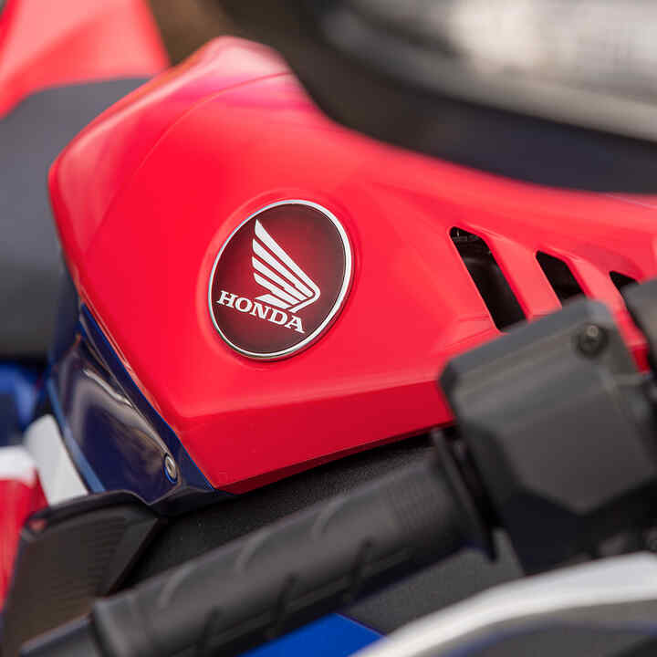 Honda CBR1000RR-R wings-logo op benzinetank