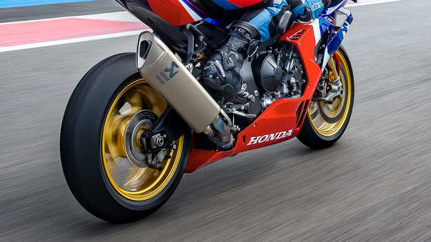 Honda CBR1000RR-R Fireblade SP met uiterst efficiënte Akrapovic titanium einddemper en nieuw uitlaatontwerp