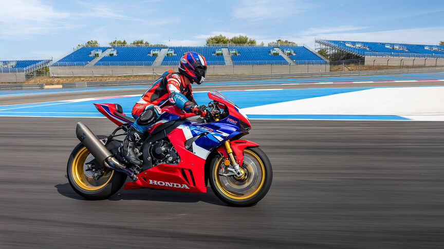 Honda CBR1000RR-R Fireblade SP hoogtoerige viercilinder-in-lijn met semi nokkenas uitgelicht