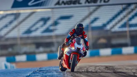 Statisch driekwart vooraanzicht Honda CB1000RR-R Fireblade op het circuit.