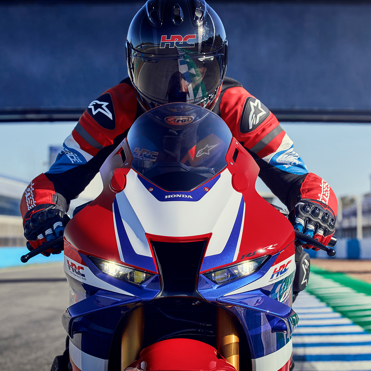 Close-up van vooraanzicht rijder op Honda CBR1000RR-R Fireblade op circuit. 