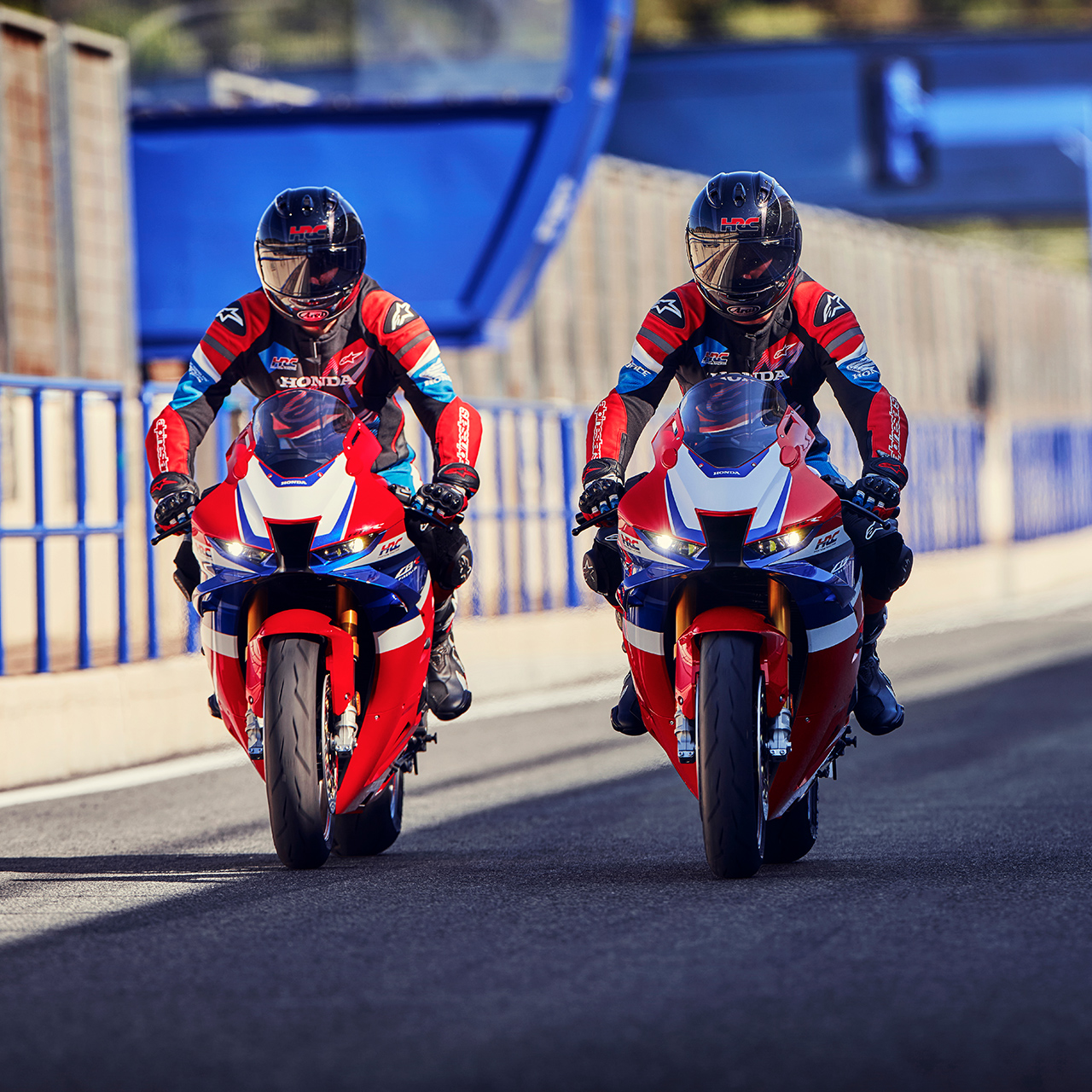 Twee rijders naast elkaar op een Honda CBR1000RR-R Fireblade op circuit in de bocht. 