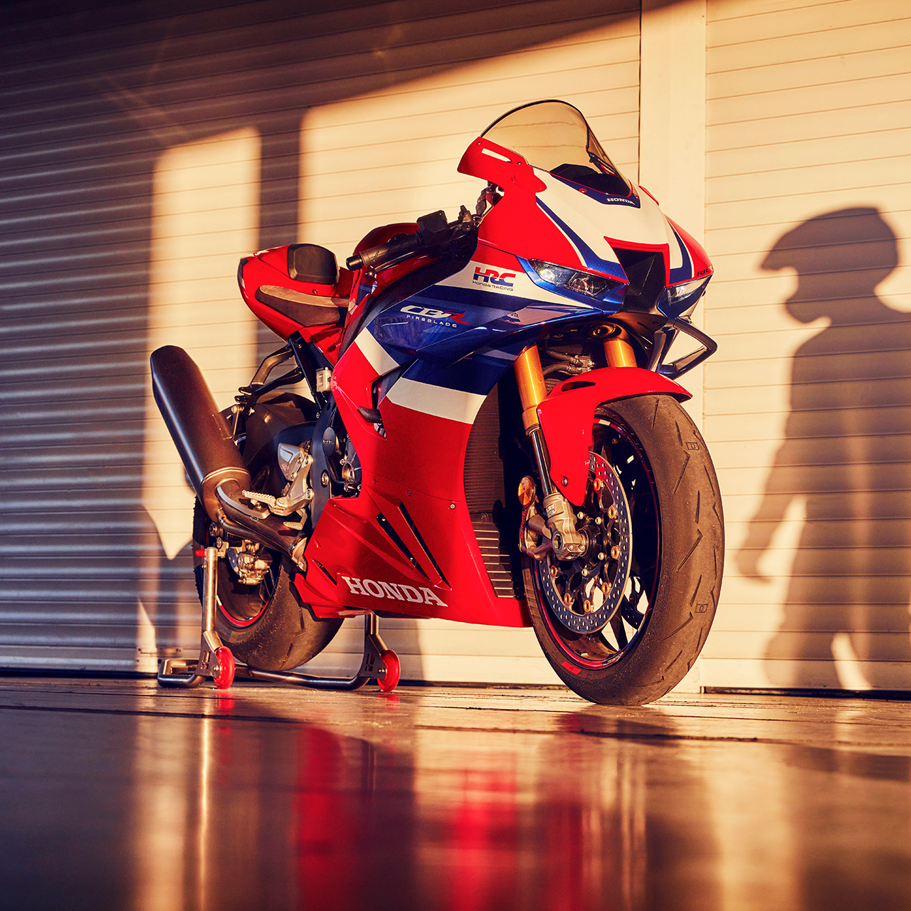 Honda CBR1000RR-R Fireblade geparkeerd in garage.