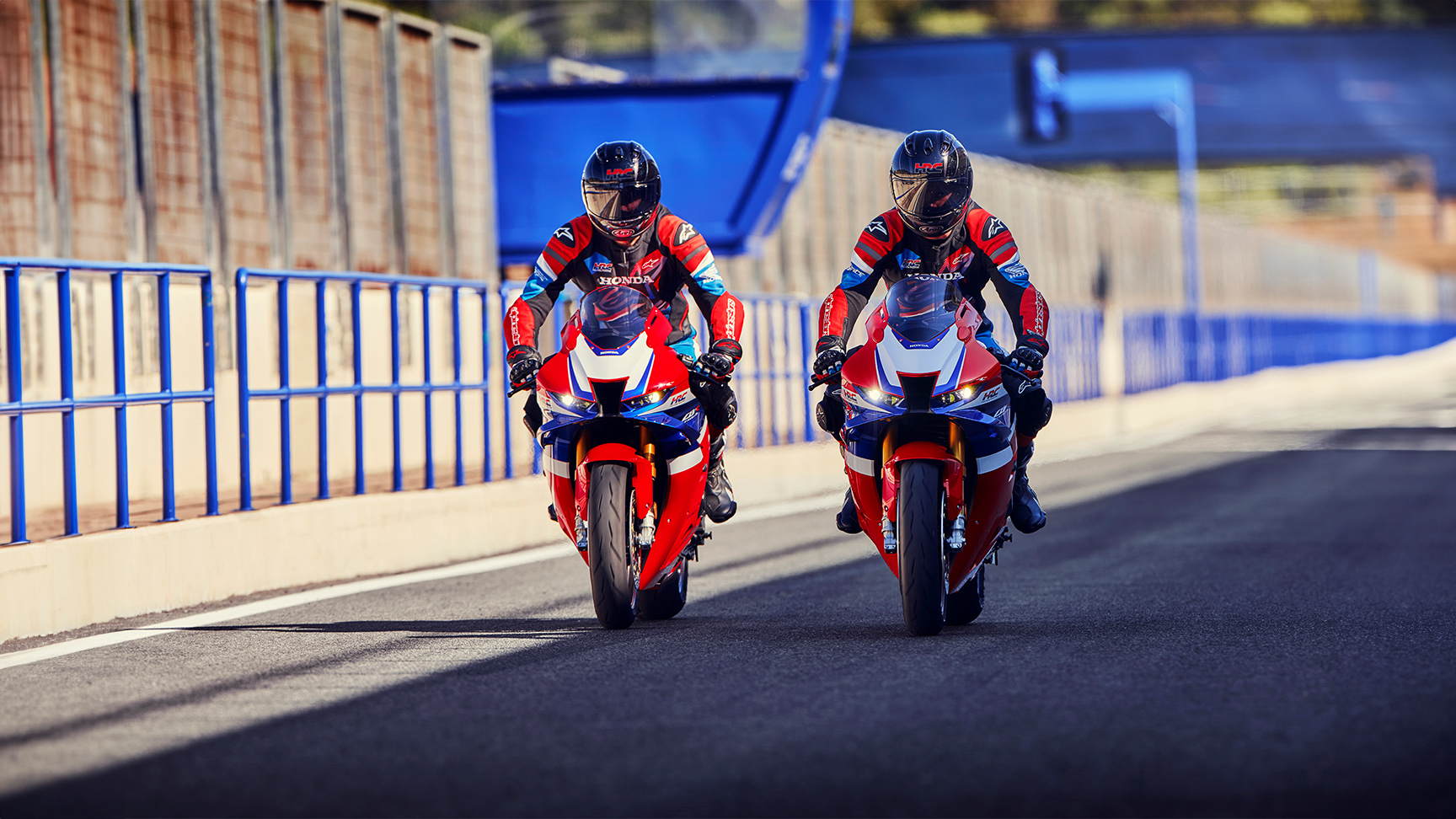 Twee rijders naast elkaar op een Honda CBR1000RR-R Fireblade op circuit in de bocht. 
