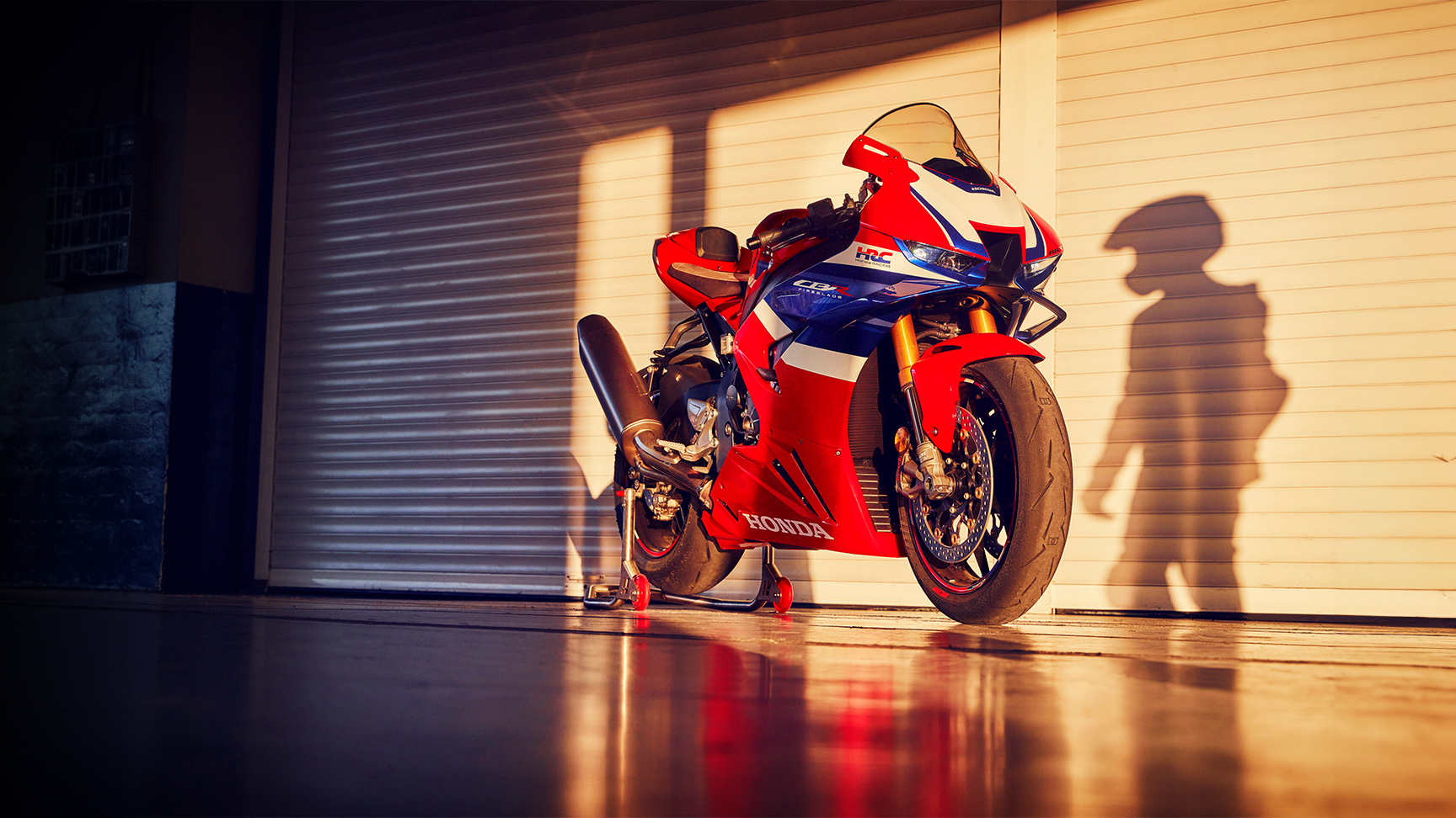 Honda CBR1000RR-R Fireblade geparkeerd in garage.