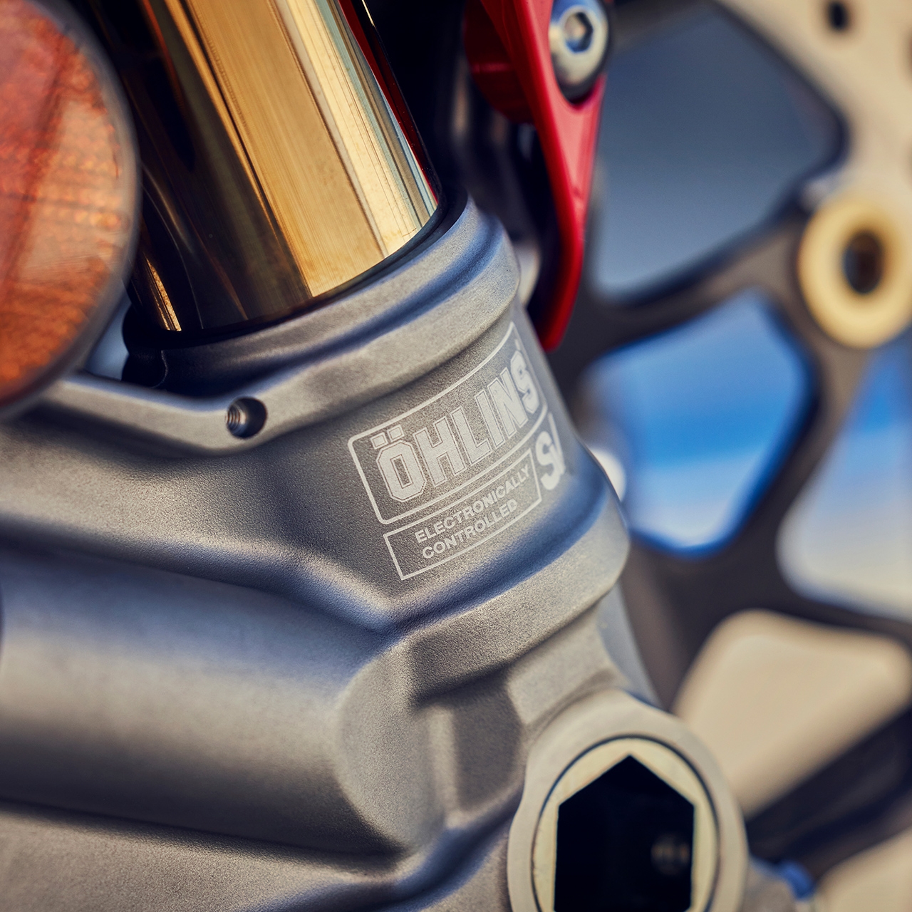 Close-up van Brembo Stylema R vierzuigerremklauwen vooraan.