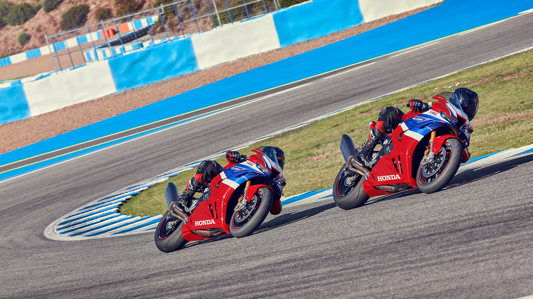 Twee rijders op een Honda CBR1000RR-R Fireblade op circuit in de bocht
