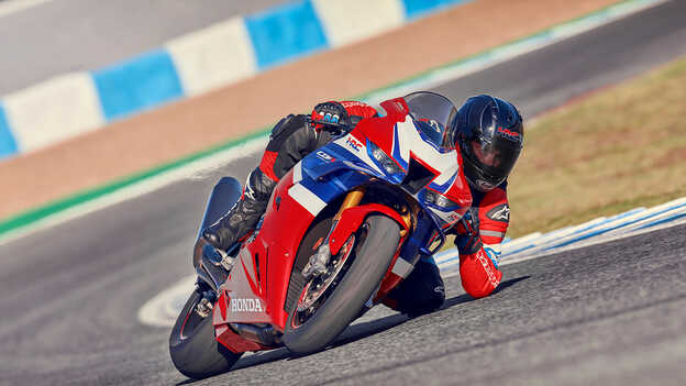 Honda CBR1000RR-R Fireblade dynamisch beeld op circuit van rijder die accelereert uit de bocht.