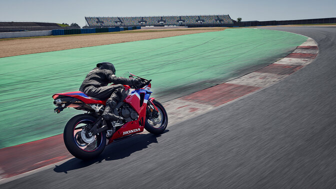 CBR600RR dynamisch shot zijkant met rijder op circuit