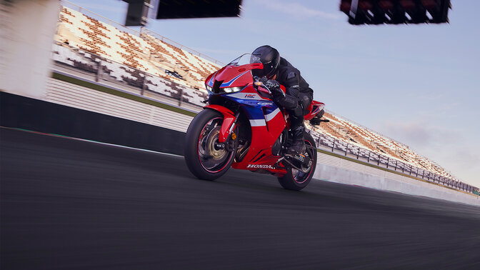 CBR600RR statisch driekwart vooraanzicht.