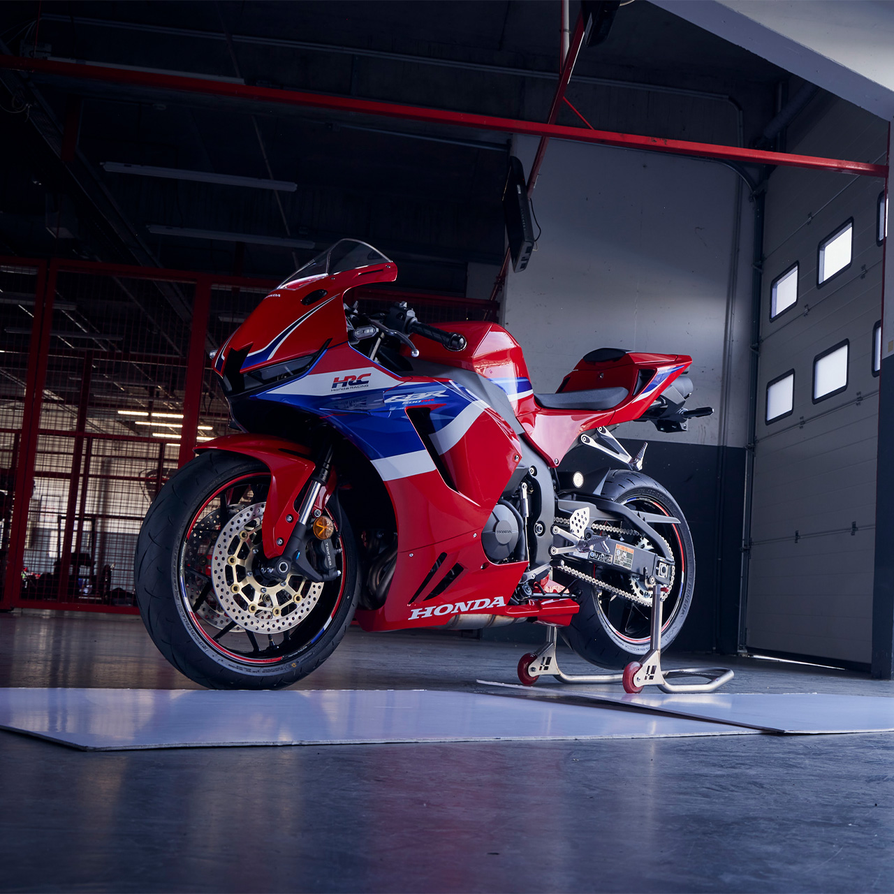 CBR600RR driekwart vooraanzicht statisch in pitbox.
